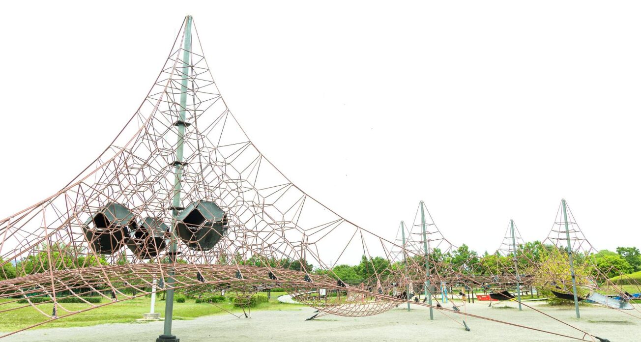 滋賀県の矢橋帰帆島公園にある高さ10メートルの巨大なロープジャングルジム。