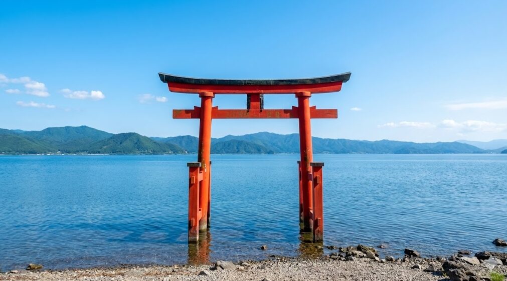 沖島の湖岸に立つ厳島神社（弁財天）の赤い鳥居と、その向こうに広がる琵琶湖の絶景。
