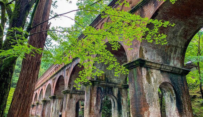 京都の南禅寺境内にある琵琶湖疏水の水路閣。明治時代に建設されたレンガ造りのアーチ橋を水が流れる。