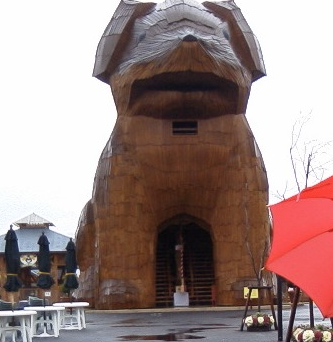 1990年代後半のびわ湖わんわん王国。巨大な木造犬のオブジェ