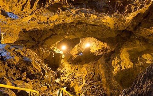 ライトアップされた「河内の風穴」の広大な洞窟内部。鍾乳石や石筍が幻想的に照らし出される