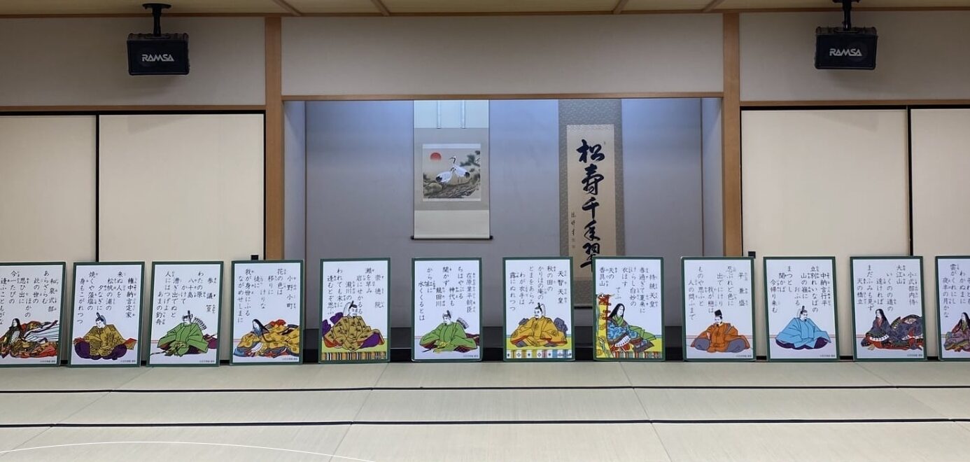 近江神宮境内にある近江勧学館の内観。競技かるたの名人位・クイーン位決定戦や高校選手権が行われる「かるたの殿堂」。静かで落ち着いた佇まい。