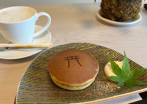 近江神宮境内にある「神宮茶寮」。どら焼きが置かれている。