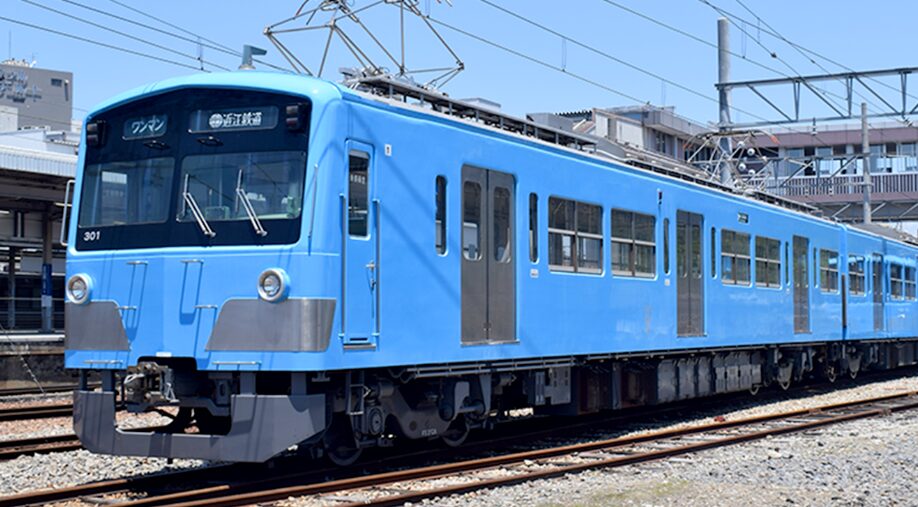 滋賀県の田園風景の中をのんびりと走る、青のカラーが特徴的な近江鉄道のレトロな車両。