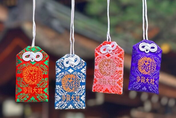 多賀大社の授与所に並べられた色とりどりのお守り。縁結び、安産、仕事成就など様々な種類がある