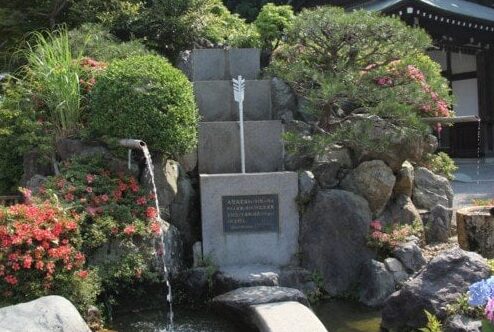 近江神宮の時計館宝物館前にある漏刻（水時計）のレプリカ。